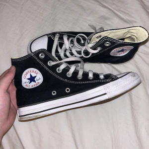 Svarta converse - Använda högst 5 gånger, lite smutsiga där bak men något jag fixar innan jag skickar och putsar bort. Annars som nya köpte de för 800kr och Säljer de för 550 plus frakt 