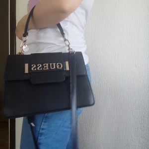 Guess väska  - En fin Guess väska i bra skick utvändigt och invändigt. 