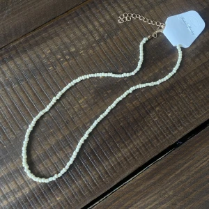 Oanvänt halsband - Helt oanvänt pärlhalsband. Säljer då jag redan har ett liknande. 