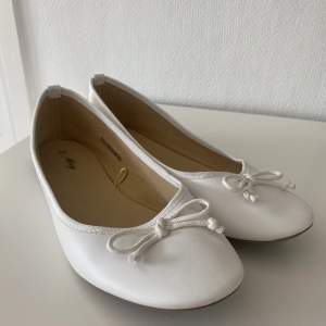 Ett par ballerina skor från Alley Använda en gång på konfirmation💓 Skriv om du har några frågor eller funderingar, annars lägg ett bud! Se villkoren för att köpa hos mej i min bio😍