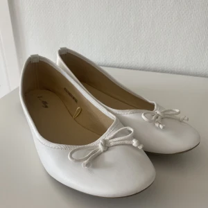 Ballerina skor - Ett par ballerina skor från Alley Använda en gång på konfirmation💓 Skriv om du har några frågor eller funderingar, annars lägg ett bud! Se villkoren för att köpa hos mej i min bio😍