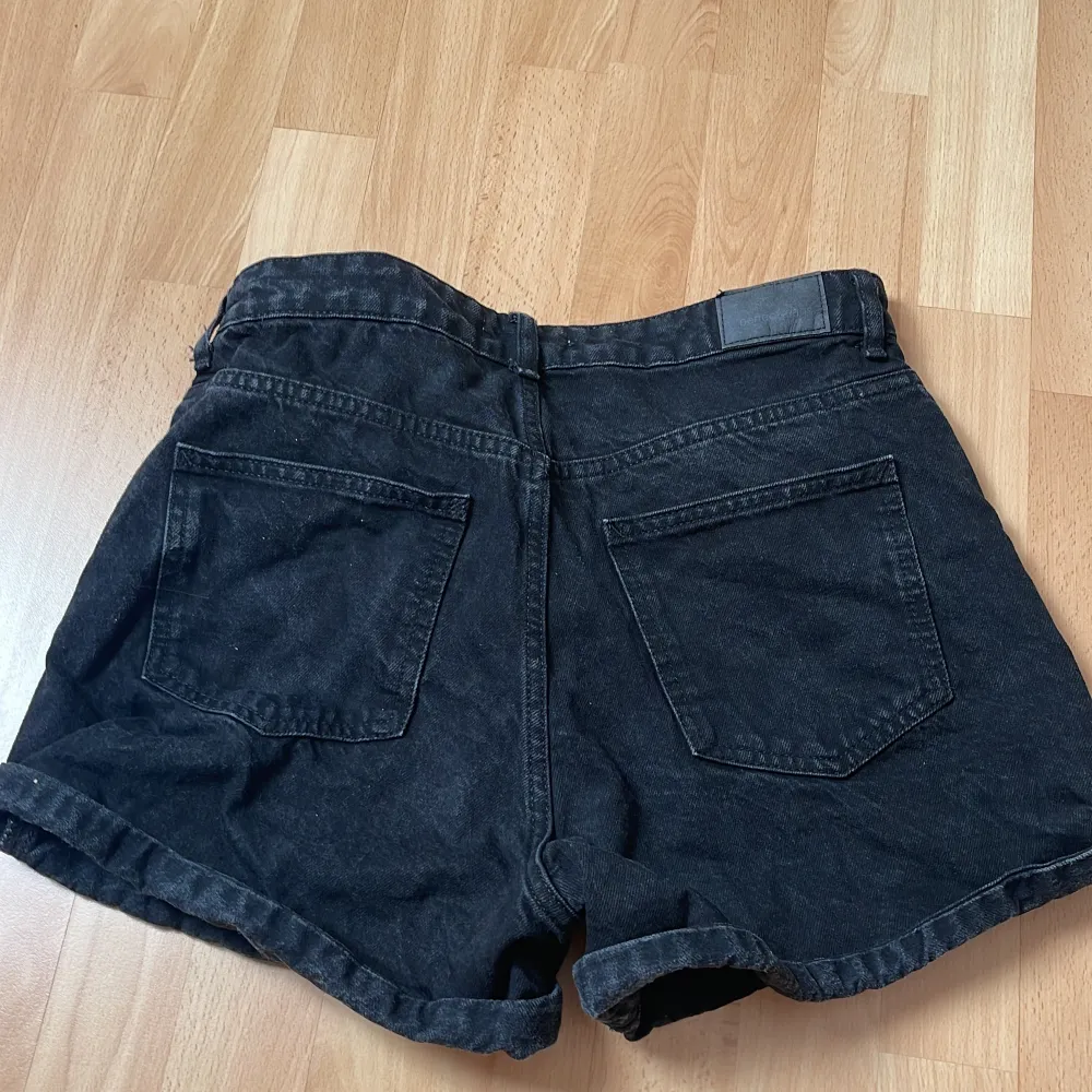 Svarta jeansshorts från GinaTricot. Använda under förra sommaren. . Shorts.