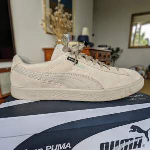 Puma Suede Vintage x Nanamica. Size 42 (US9).  The upper is entirely in the same monotone beige color and lined with Gore-tex membraine.