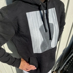 Hoodie  - En super fin hoodie som är köpt här på plick. Säljer den då armarna är lite tajta för mig. Tröjan är i väldigt bra skick.