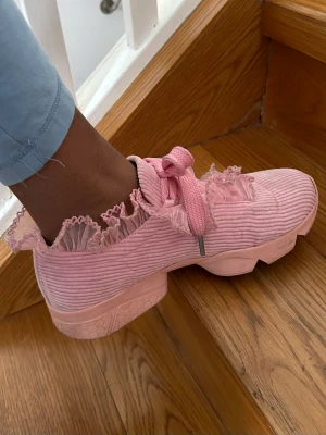 Ganni skor ‘Dee Knit Sneakers’  - Storlek 41 (men passar mig som har 39-40) använt ett fåtal gånger 🌸 2000kr (priset kan diskuteras vid snabb affär) 