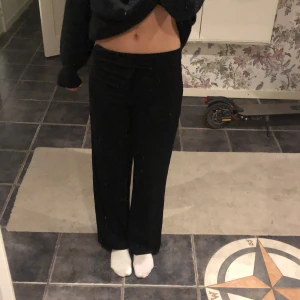 Kostymbyxor  - Säljer mina fina kostymbyxor ifrån bikbok! De är i den mer vida modellen❣️säljer pågrund av att dem är för små för mig vilket du kan se på andra bilden! 