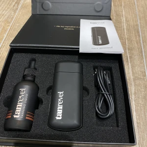 Tanrevel ONE kit  - Tanrevel ONE kit där det medföljer laddare samt påfyllningsfärg. Endast använd 1-2 gånger men inget som passade mig. Sista bilden visar hur mycket flaskan innehåller men själva device är också fylld. Nypris 799kr! 