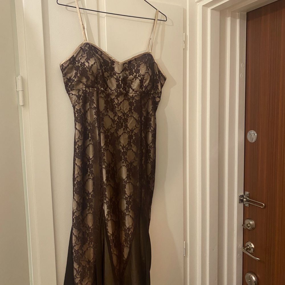 Säljer denna super coola klänning i spets🤍spetsen är är mörk brun! Skriv för fler bilder på klänningen:). Klänningar.