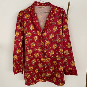 Blommig silkeströja	 - Blommig silkeströja. Köpt second-hand. Bra skick!