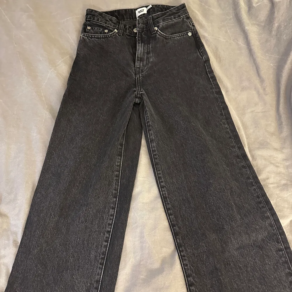 Svarta Mom jeans från lager 157 jätte fina men inte min stil och är helt oanvända . Jeans & Byxor.