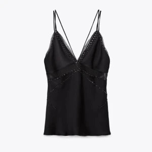 Zara silke linne - Säljer denna slutsålda linne från zara! Den är aldrig använd och prislapp kvar. Köpt för 699kr 💗