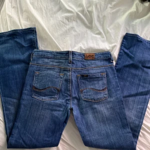 Bootcut jeans - Lee jeans. Midjemått tvärsöver 39 