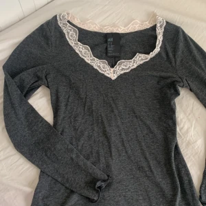 Gullig tröja  - Lång tröja som kan vara använd ute eller till till att sova med, storleken är Xs men passade mig, M priset kan förhandlas💓