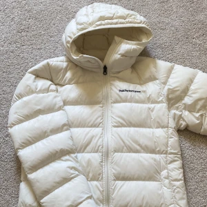 Peak performance jacka  - Säljer vit peak performance jacka i storlek xs, kan skicka fler bilder vid intresse❣️