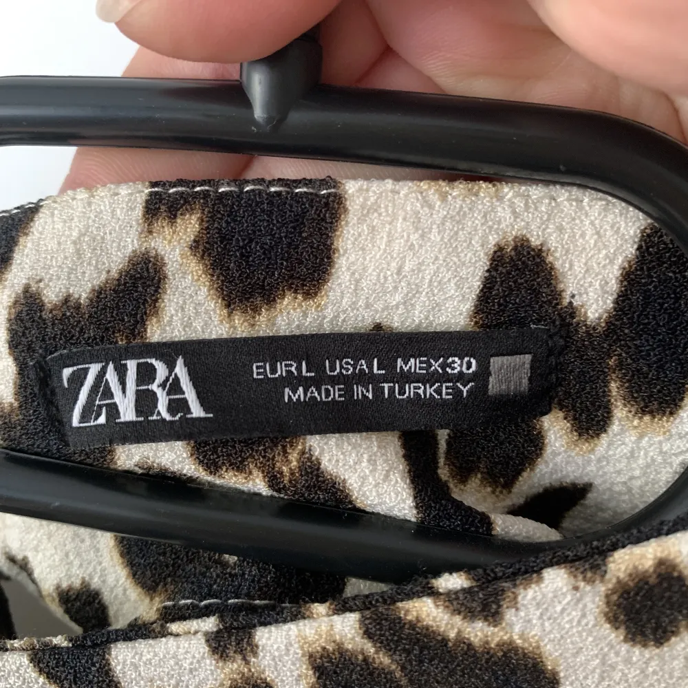 Klänning i leopardmönster från Zara, storlek L. Har tyvärr aldrig fått chansen att använda denna så den är helt ny! Öppen i ryggen med dragkedja upp och sedan knappar i nacken. Klänningar.