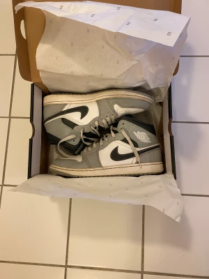 Jordan 1 mid Light smoke grey  - Väl använda samt väl omhändertagna!