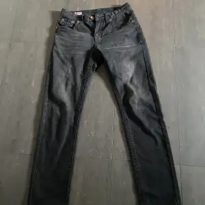 Ett par jeans av true religion. Storlek 30. Fint skick knappt använda då dom är för små.