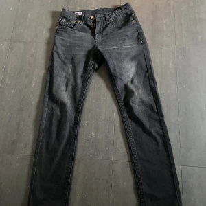 True Religion jeans - Ett par jeans av true religion. Storlek 30. Fint skick knappt använda då dom är för små.