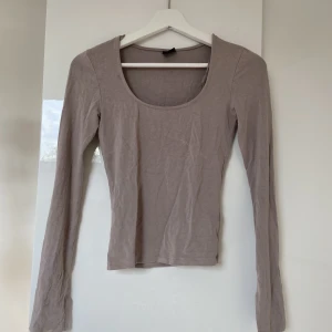 Tröja från Gina  - Söt populär grå/beige tröja från Gina som ej kommer till använd💗