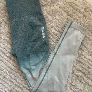 Gymshark thigts  - Säljer dessa fina blå ombre träningsthigts från Gymshark, storlek S. Bra skick. Köparen står för frakten💕