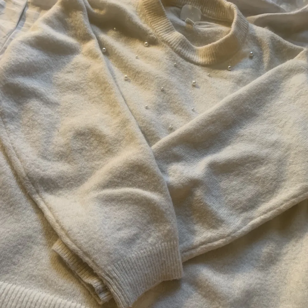 jätte fin vit stickad tröja från hm med silver pärlor på 💘💘 det är två små hål som knappt syns 💞 . Stickat.