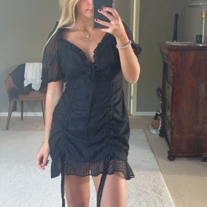 Svart klänning  - Vet tyvärr inte märke eller storlek men sitter som en s 🫶🏼🫶🏼