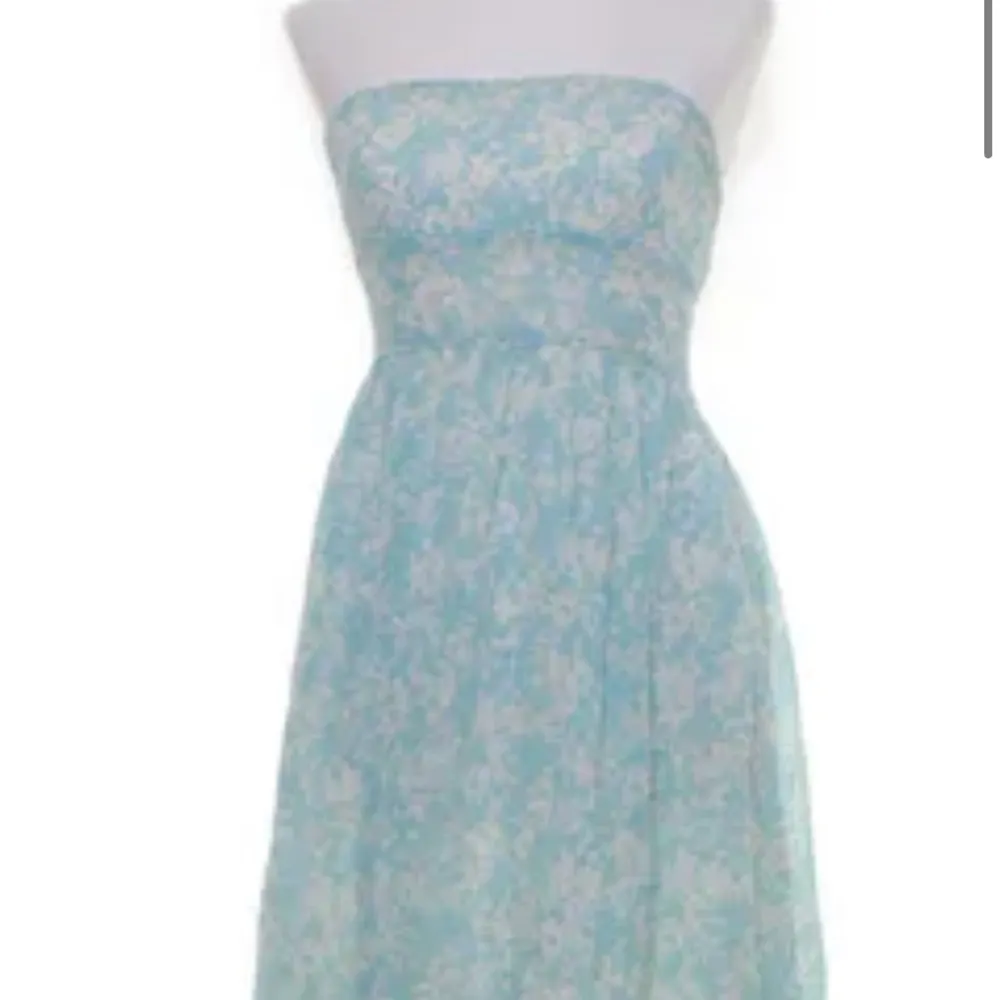 PRISÄNKT! Säljer denna söta klänning i stl M. Köpte den på sellpy men den passade inte mig. Den är i mycket fint skick. 85 + frakt som köpare betalar 💓köp gärna via ”köp direkt”. Klänningar.