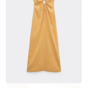 Klänning  - Så snygg klänning från zara. På mig som är 160 går den ner till anklarna. Skriv om du har någon fråga!💛🫧