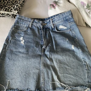 Jeans kjol - Fin jeans kjol i mid waist i storlek xs