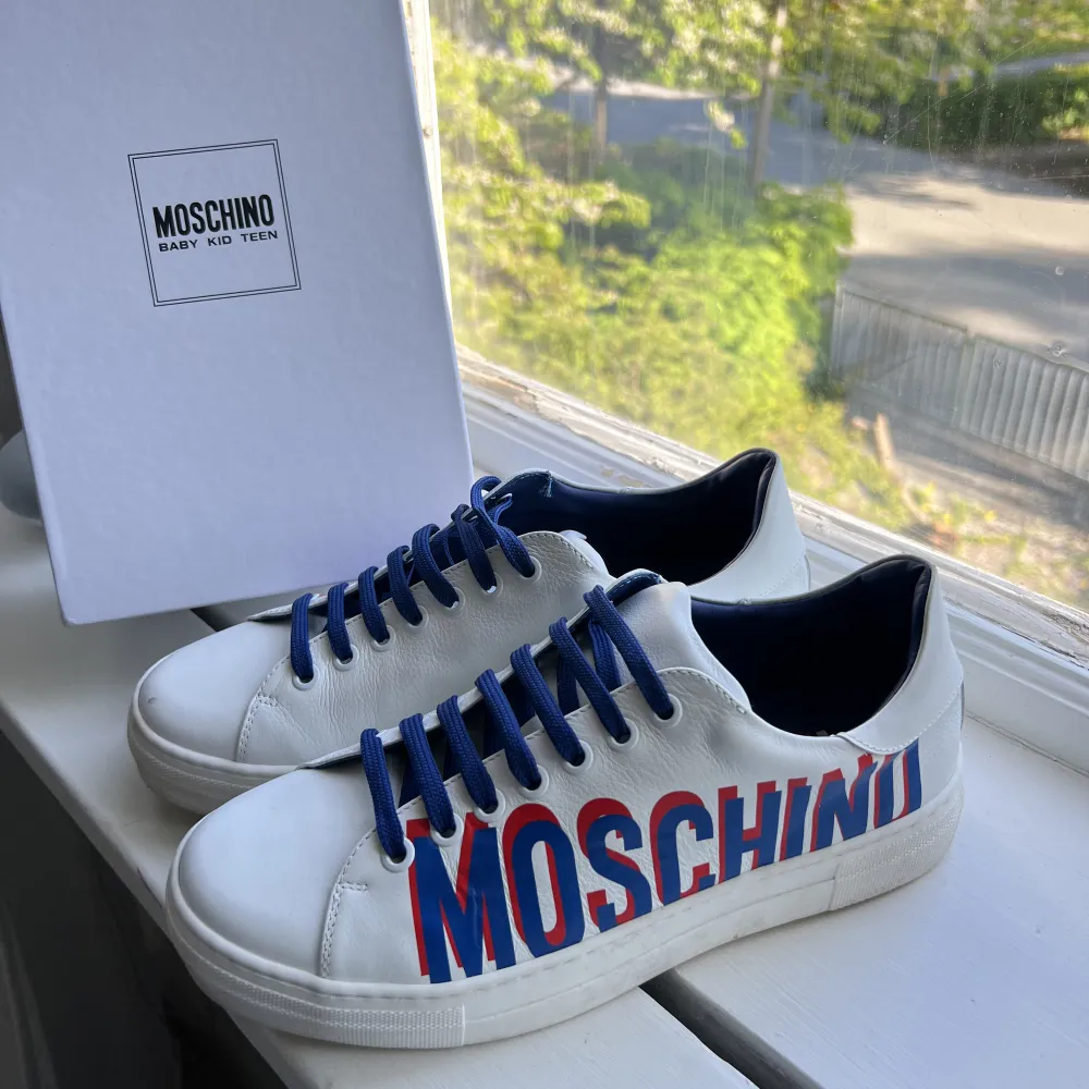 I princip helt oanvända skor från Moschino i strl 39 - kommer med skolåda. Skor.