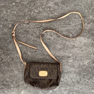 Michael kors - Söt liten väska, använd men bra skick! Kan gå ner i pris