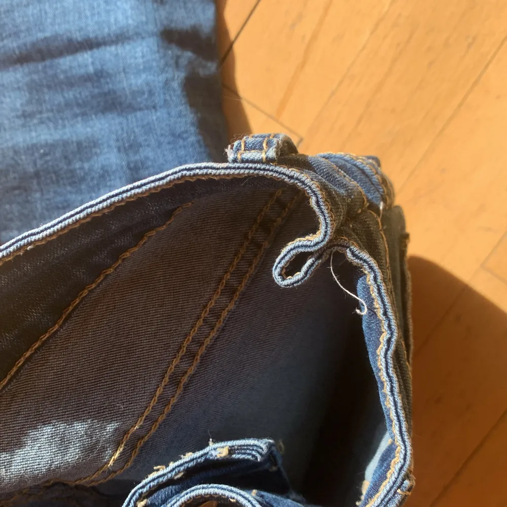 Lågmidjade flare jeans😘 dom är mycket stechiga och jag har sytt ihop som lite på sidorna (bild 3)då dom var för stora på mig men det kan man enkelt ta bort❤️❤️. Jeans & Byxor.