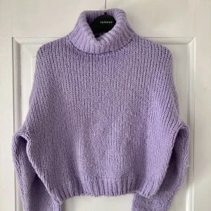 Underbar lila stickad tröja från Divided. XS - Jättefin och skön stickad tröja från Divided. Ljuslila. XS