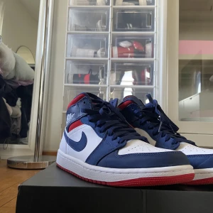 Jordan 1 Mid USA  - Säljer ett par Jordan 1 Mid USA storlek 43. Nyskick skulle säga 9/10 använd endast 1 gång. 300 dollar på StockX i samma storlek