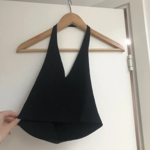 Svart top - Svart top halterneck från Shein, storlek 36, använd typ 1 gång