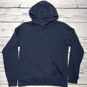 Nike Hoodie Marinblå - Märke: Nike Typ: Hoodie Färg: Marinblå Kroppstyp: Unisex Skick: Mycket Bra  Sparande av miljö  30x  lägre utsläpp jämfört med ny vara Sparat vatten ca 3950 liter Sparat CO2 ca 6.8 kg