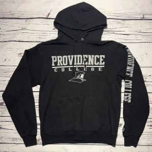 Champion College Hoodie Svart - Märke: Champion Typ: Hoodie Färg: Svart Kroppstyp: Unisex Skick: Mycket Bra   Sparande av miljö  30x  lägre utsläpp jämfört med ny vara Sparat vatten ca 3950 liter Sparat CO2 ca 6.8 kg