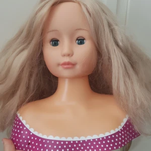 Frislrdocka  - Fin och rolig frislrdocka! Kan öva på henne fina frisyrer m.m! Ny köpt! Kontakta vid pris och frakt!🌸💗👍