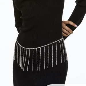 Magkedja med strass - Jättefin magkedja i strass som inte har kommit till användning! Prislappen är kvar! Ord pris 349kr från hm
