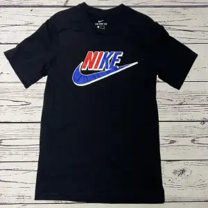 Märke: Nike Typ: T-shirt Färg: Svart Kroppstyp: Unisex Skick: Mycket Bra  Sparande av miljö  11x lägre utsläpp jämfört med ny vara Sparat vatten ca 1850 liter Sparat CO2 ca 2.4 kg