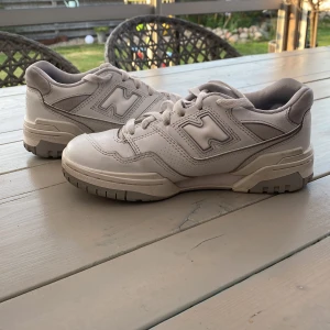 New balance skor - Super fina vita new balance till salu. I bra skick och sparsamt använda. Perfekta till sommaren! Kontakta för mer foton eller information! De kostar 995kr + frakt. Det originella priset var runt 2000