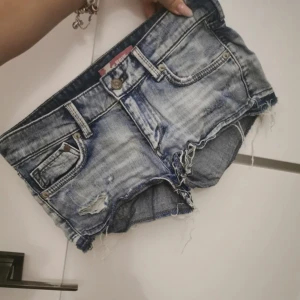 Jeans shorts - Säljer ett par av mina jeansshorts som tyvärr blivit för små för mig!!😅 skit snygga och perfekta till sommaren men kan tyvärr ej få på mig de.