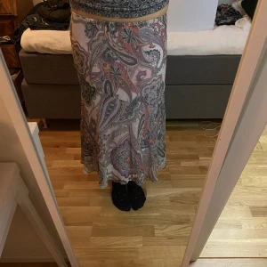 mönstrad långkjol  - säljer denna superfina långa kjolen som inte kommer till användning längre!