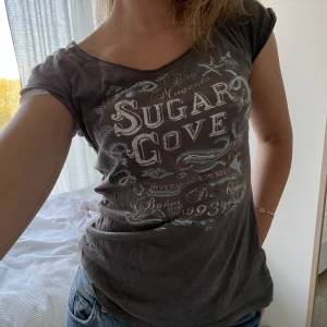 T-shirt - Mammas gamla t-shirt från h&m. Välanvänd vilket märks (lite uttöjd och lite solblekt) men det är det som gör den nice tycker jag! Passa på att köpa nu då jag flyttar utomlands på onsdag!! Allt ska bort ⚠️⚠️