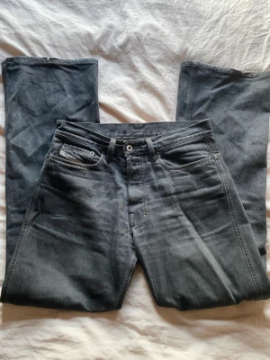 Diesel jeans - Grå/svarta jeans som är mid Rise. Dem är wide i passformen💗