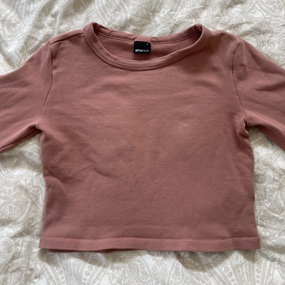 Säljer denna croppade tröja/ topp från Gina tricot då den ej används längre🩷. Toppar.