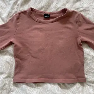 Säljer denna croppade tröja/ topp från Gina tricot då den ej används längre🩷