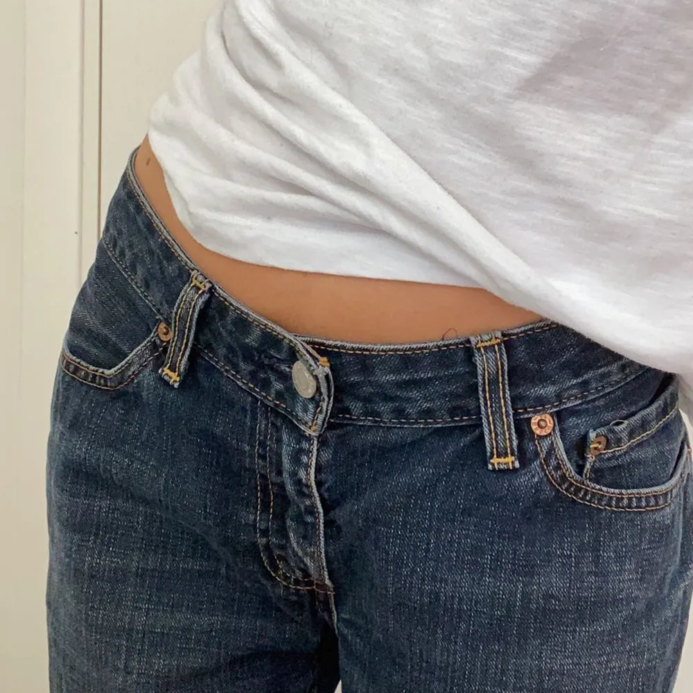 jätte snygga levis utsvängda jeans som tyvärr blivit för stora för mig, de är bootcut. Kontakta för fler bilder eller info. 😁. Jeans & Byxor.