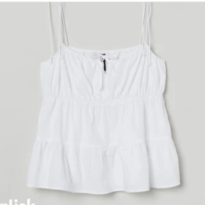 Söt topp - Säljer denna ( svart )!! Super bra skick och typ aldrig använd . Perfekt nu till sommaren 🥰💕