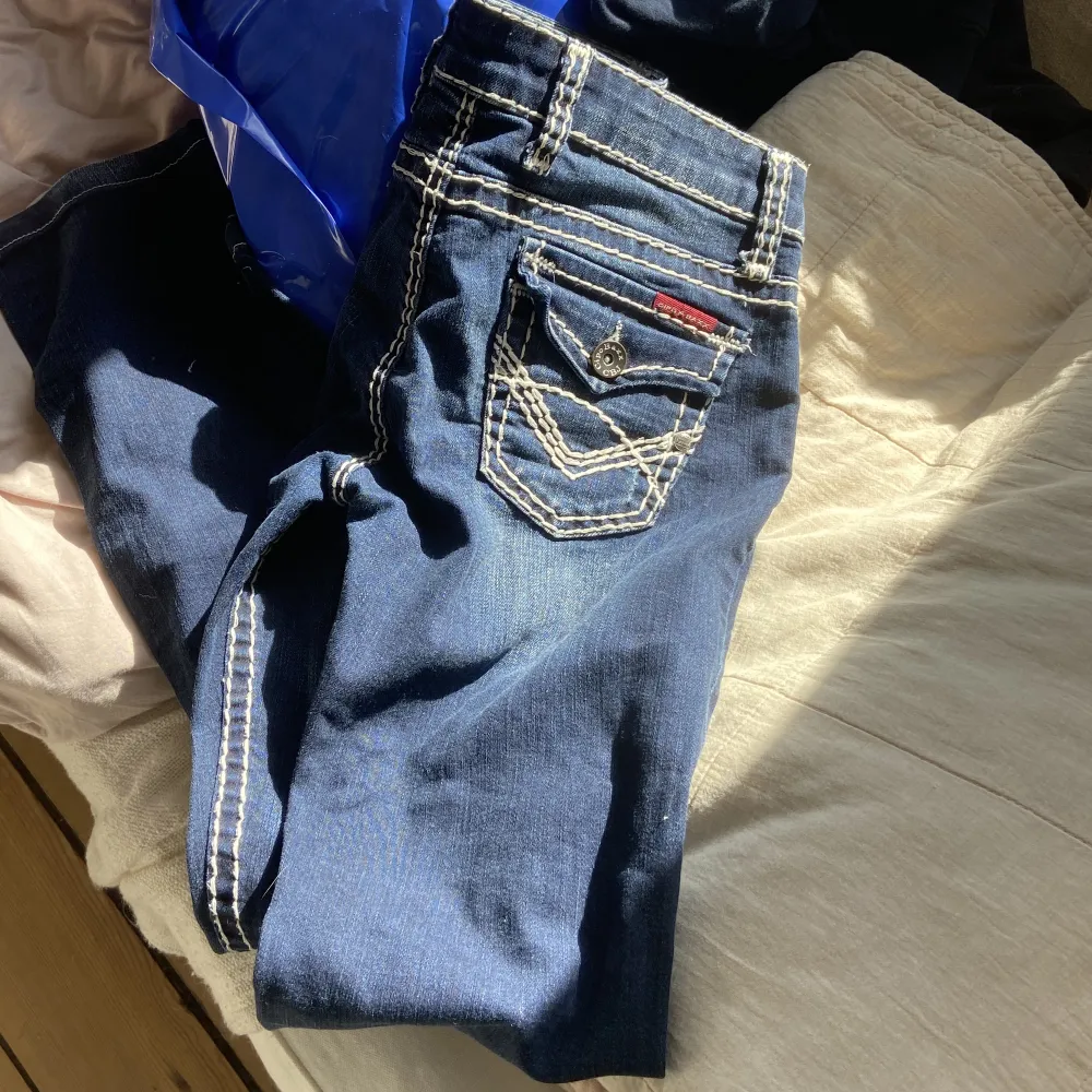 Super snygga true religon liknade jeans som tyvärr inte passar mig. Vet ej säkert va storleken är men kontakta för mer information.💓. Jeans & Byxor.
